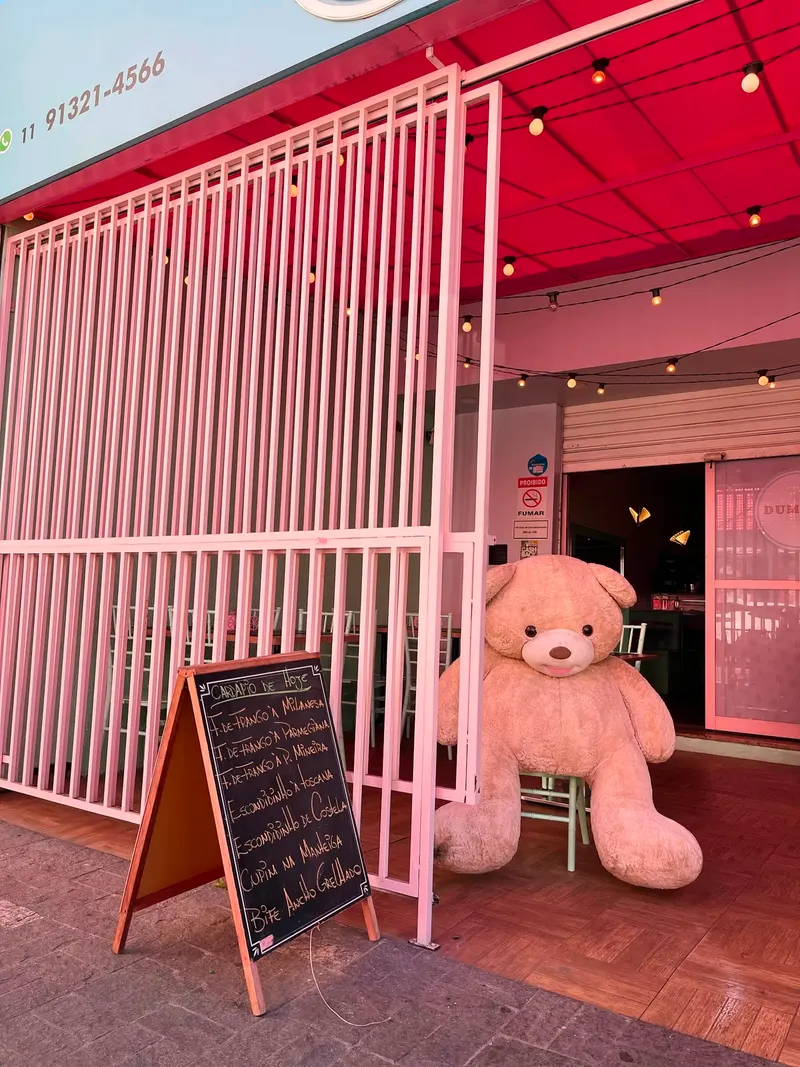 Fachada da Cafeteria Dumont, com toldo rosa e o ursão na porta