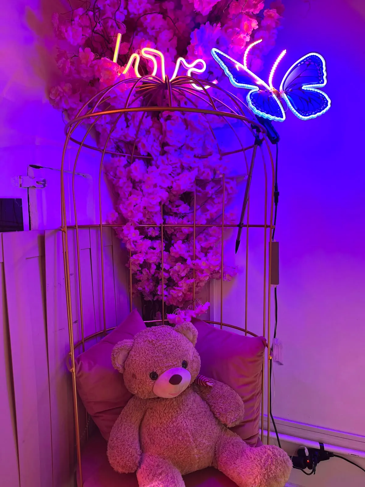 Cantinho do neon Love com a gaiola dourada, flores e ursinho