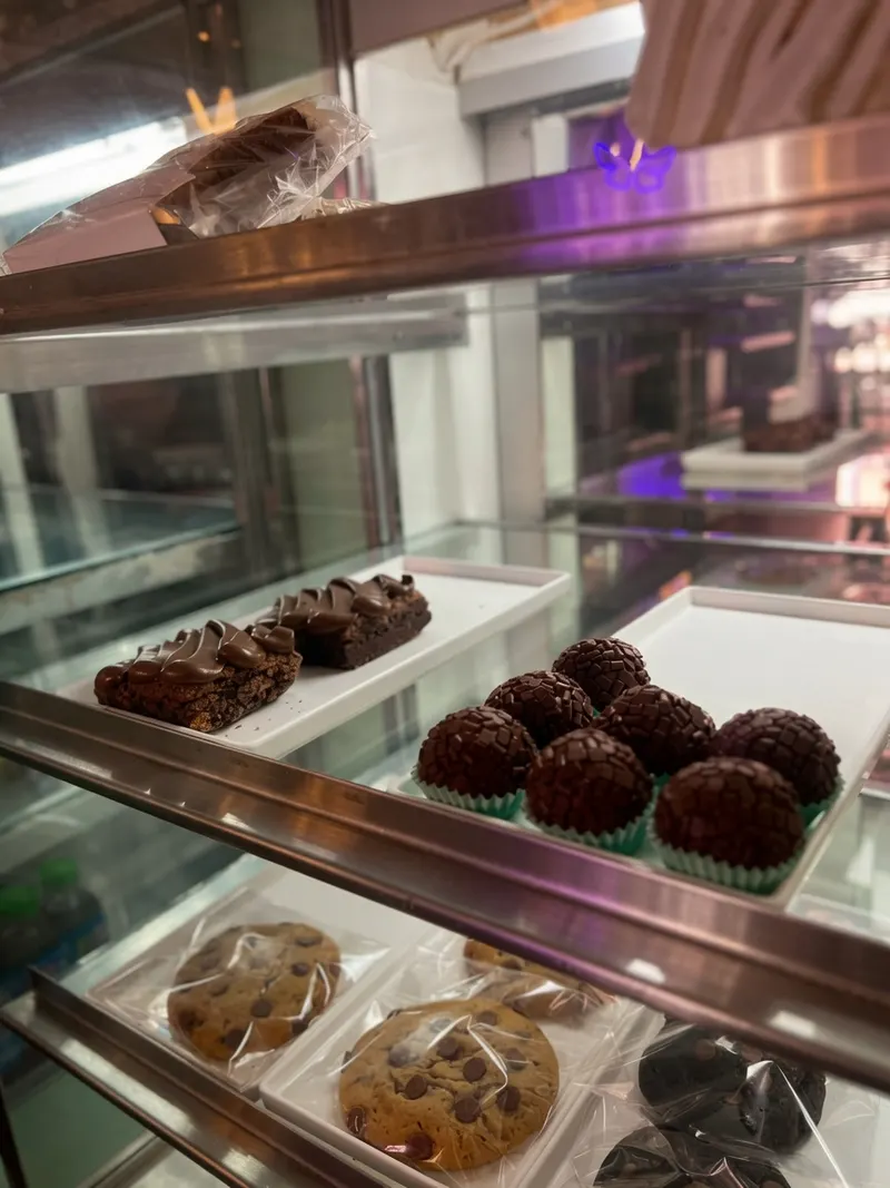 Vitrine com brownies, brigadeiros e cookies