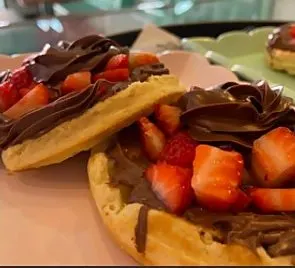 Waffle com Nutella e morangos
